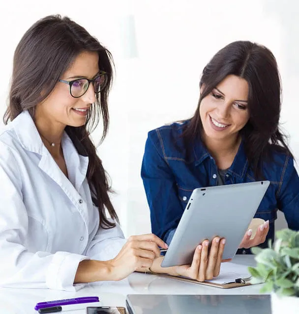 Duas mulheres analisando informações em um tablet